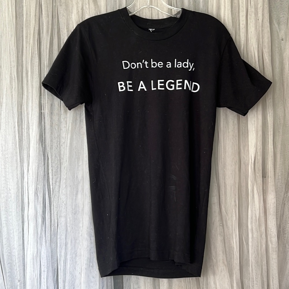 ⭐️ LA Trading Company black sleeve tee says Don’t be a lady, BE A LEGEND women S